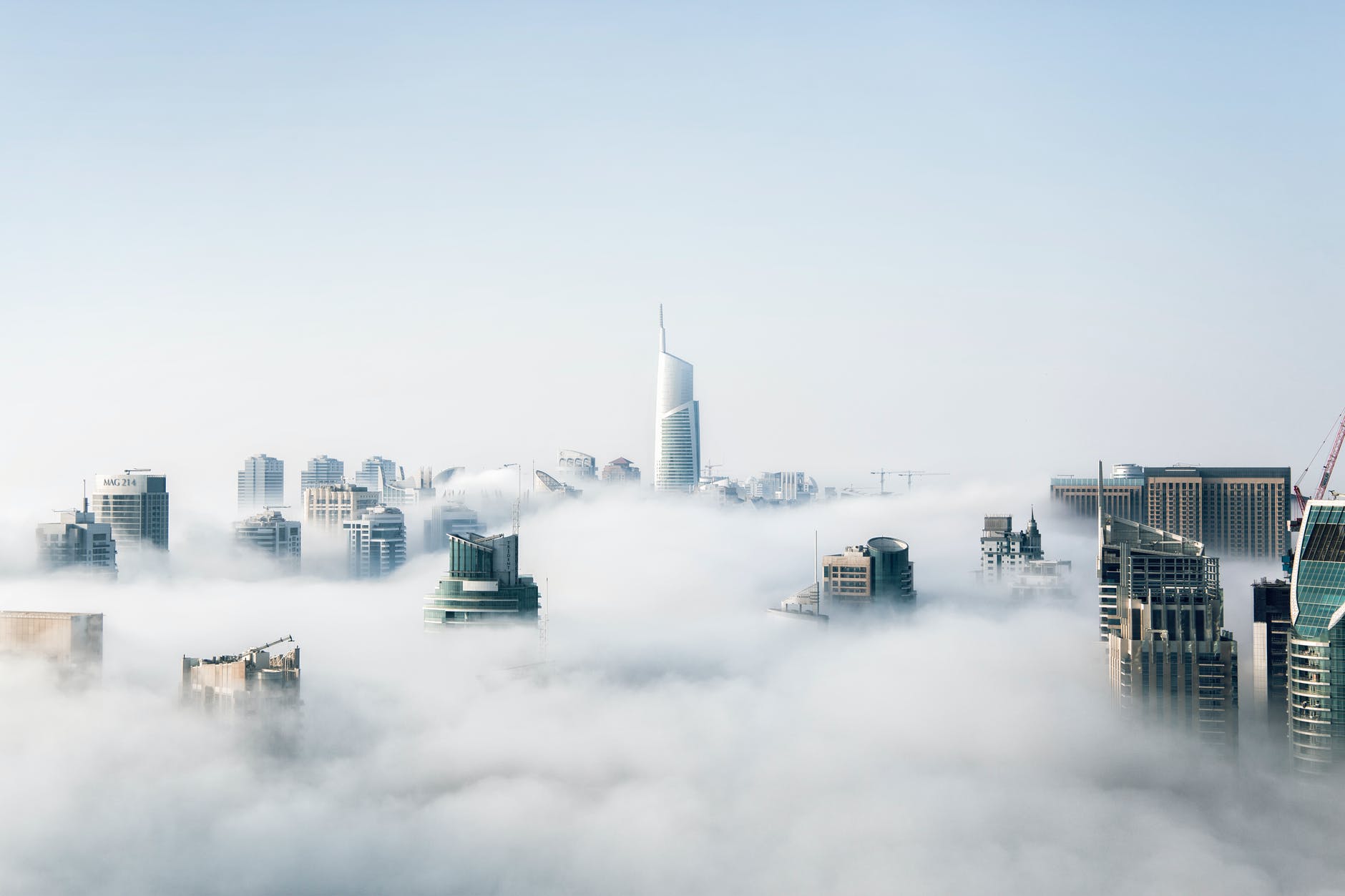 Cityscape im Nebel, die Realität ist unten. das Schöne oben